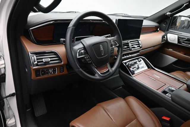 Certified 2023 Lincoln Navigator Reserve AWD/4WD image 9