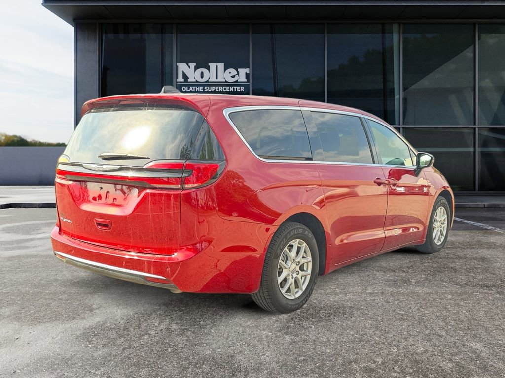 Used 2025 Chrysler Pacifica Select FWD image 1