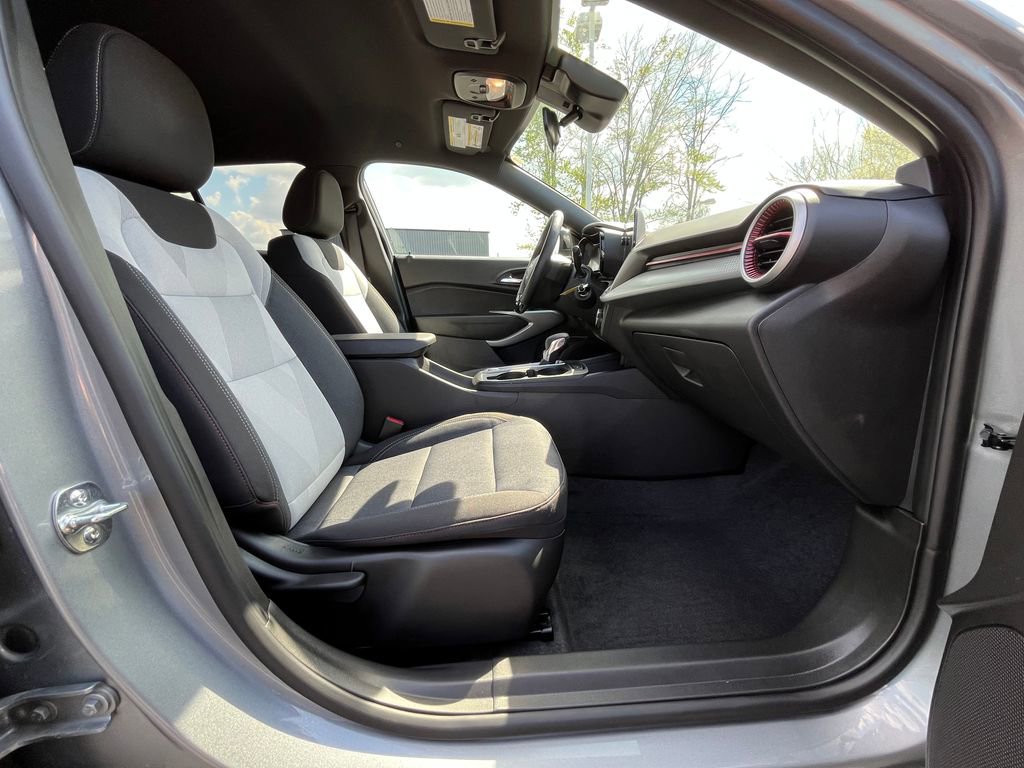 Certified 2025 Chevrolet Trax RS FWD image 19
