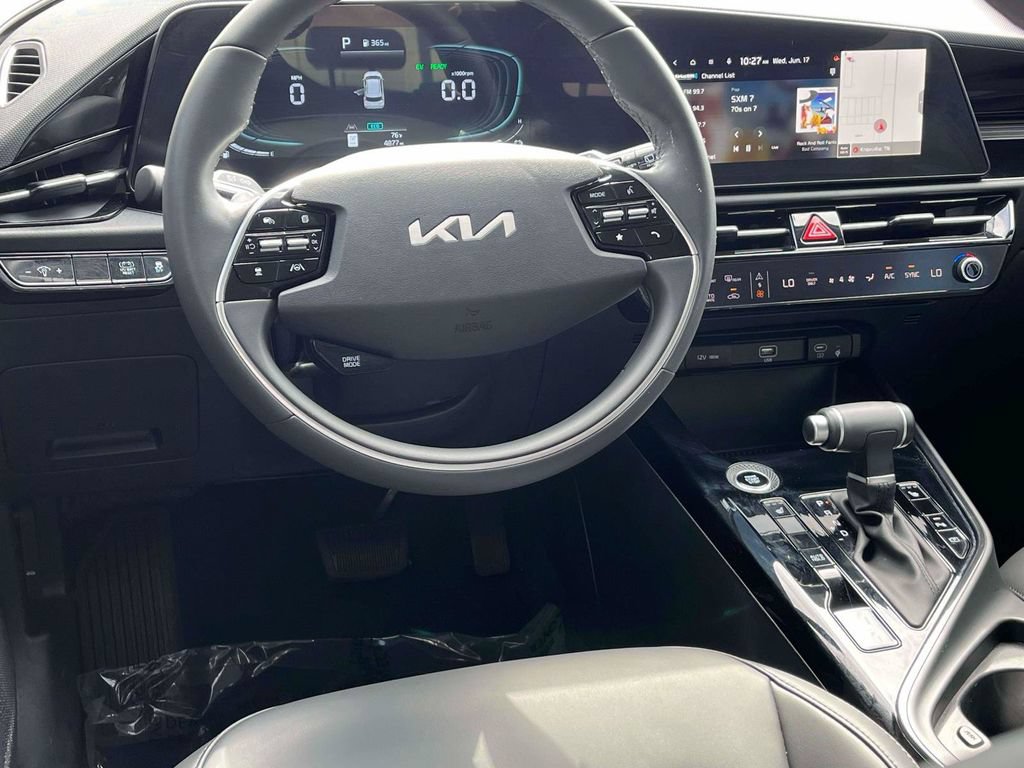 Certified 2025 Kia Niro EX FWD image 3