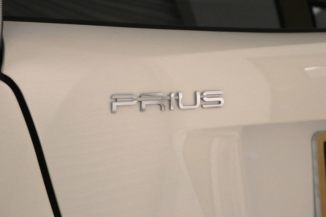 Used 2018 Toyota Prius Three image 98