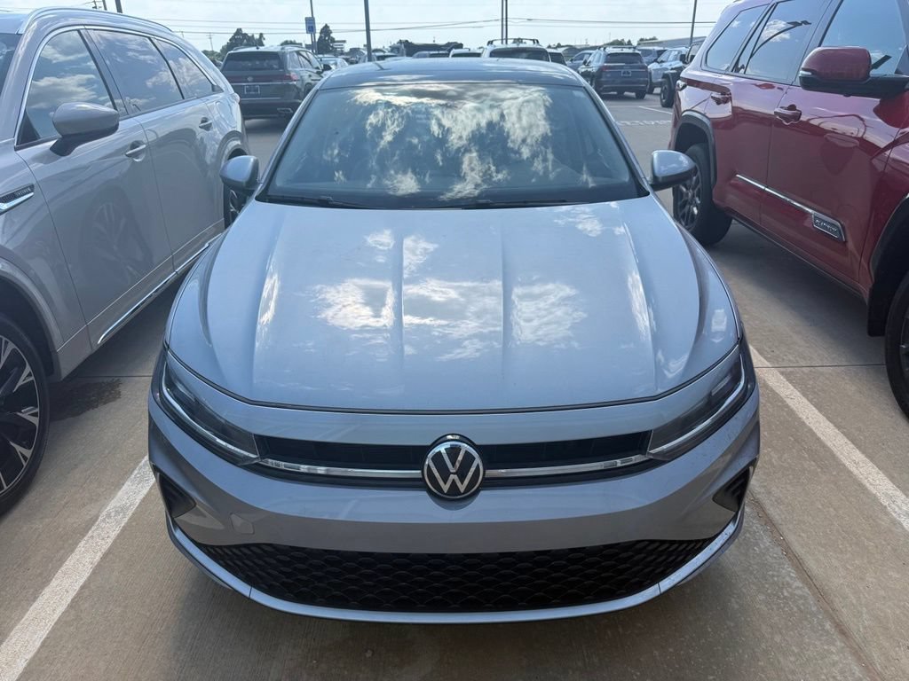 Used 2025 Volkswagen Jetta SE FWD image 2