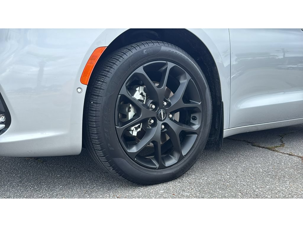 Used 2023 Chrysler Pacifica Limited w/ Uconnect Theater Family Group FWD image 9
