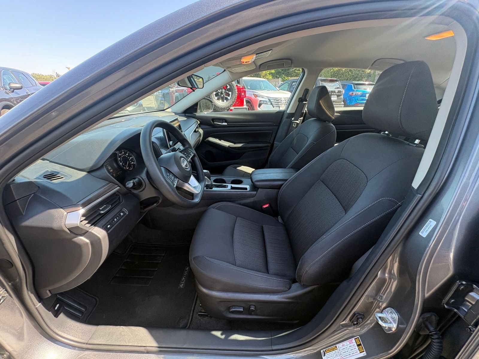 Used 2025 Nissan Altima 2.5 SV FWD image 28