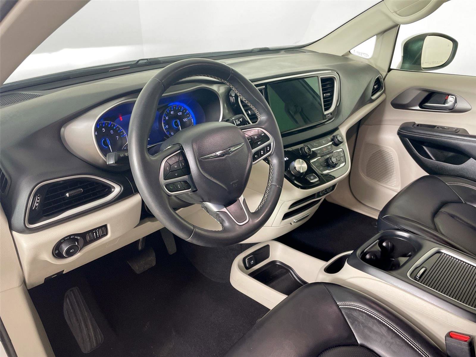 Used 2023 Chrysler Pacifica Touring-L image 22