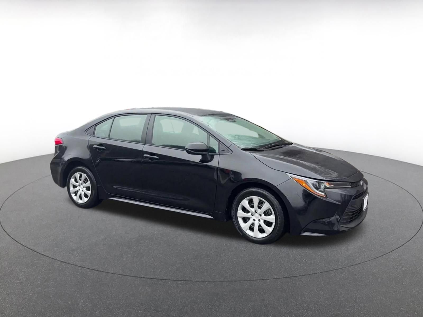 Used 2025 Toyota Corolla LE image 2