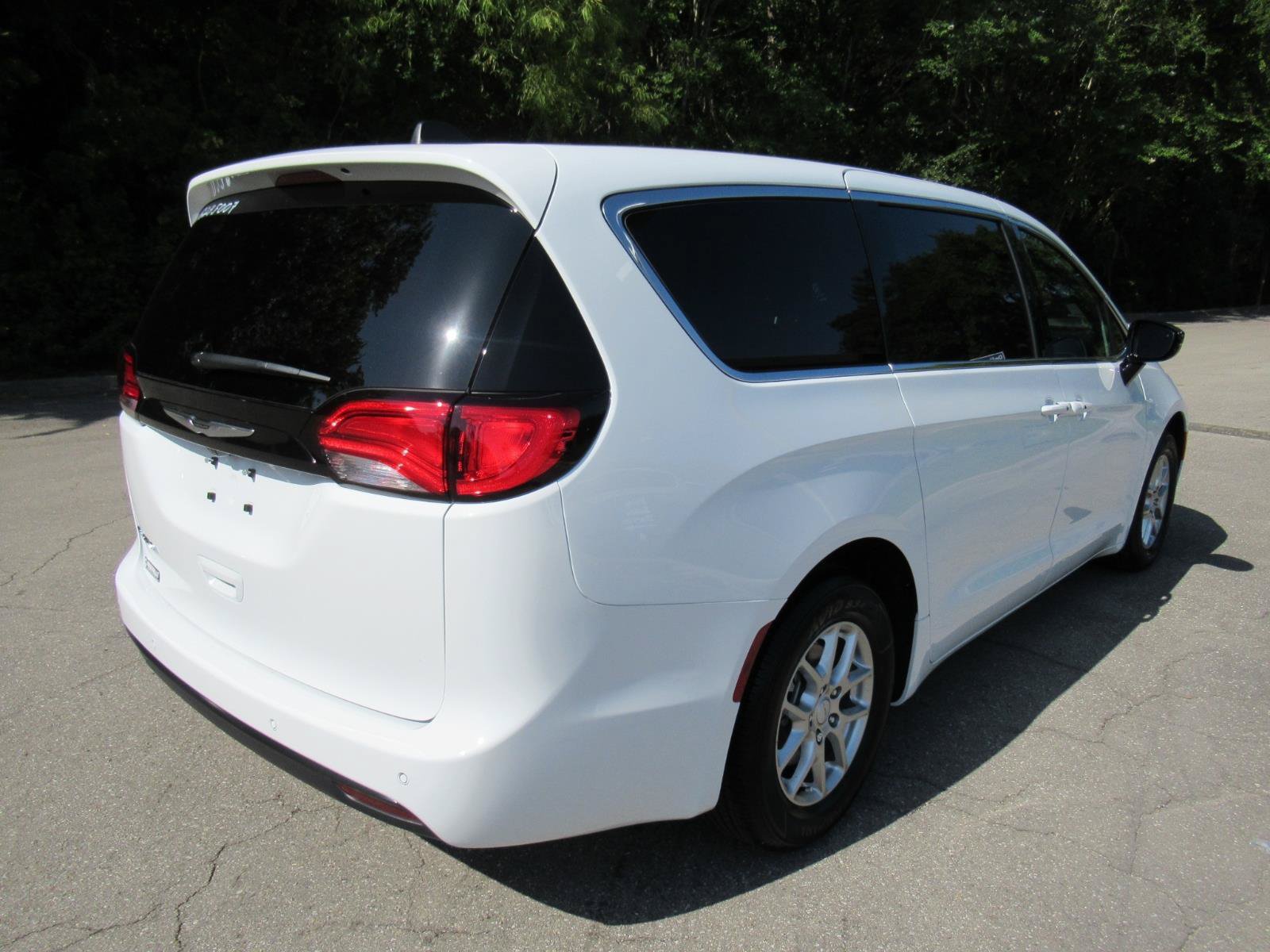 New 2027 Chrysler Pacifica LX FWD image 7