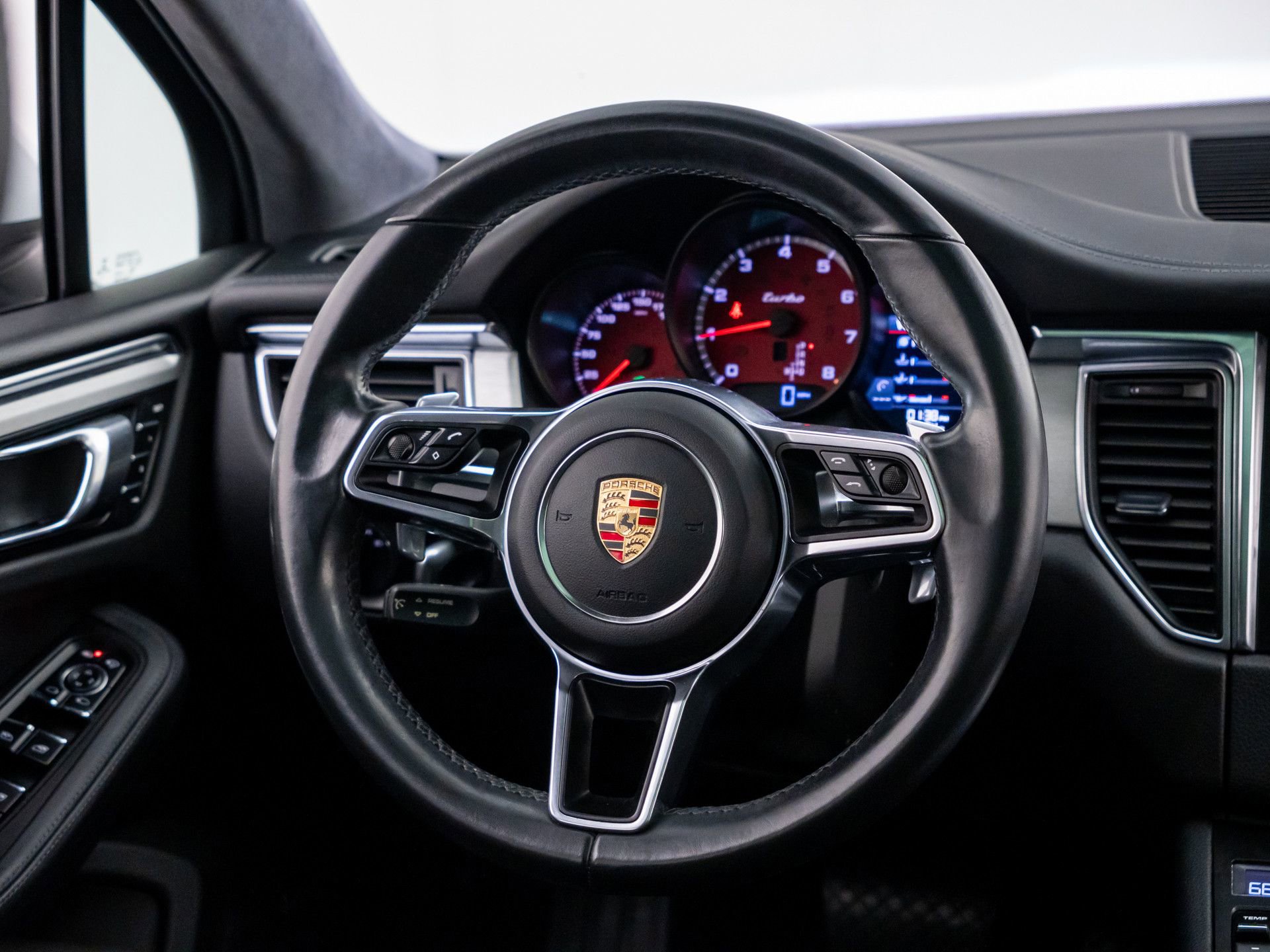 Used 2015 Porsche Macan Turbo AWD/4WD image 11