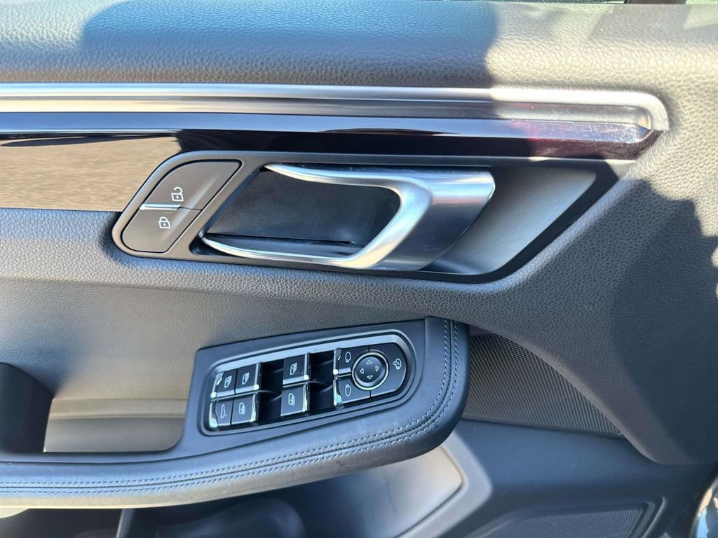Used 2023 Porsche Macan Turbo image 17