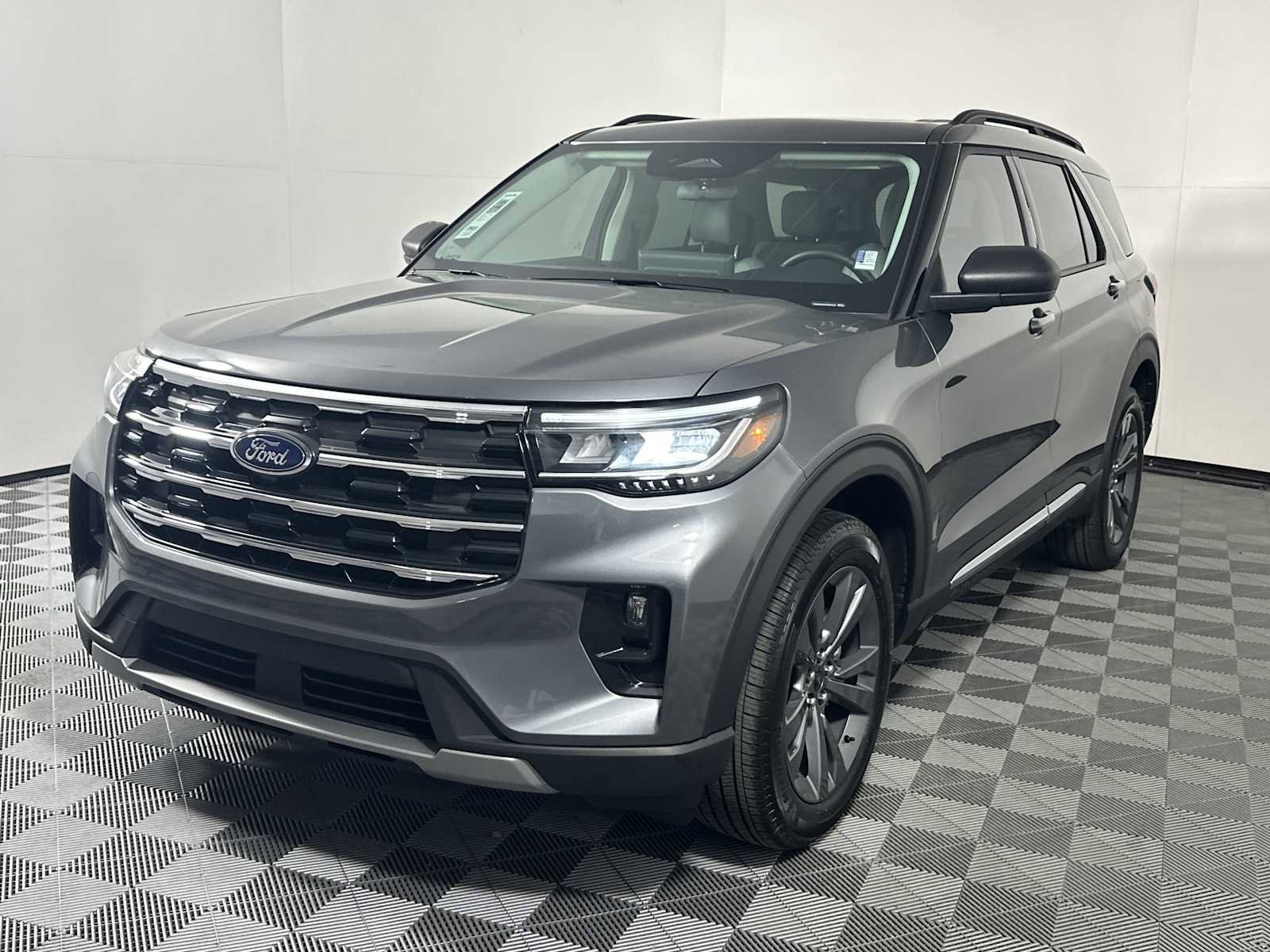 Used 2025 Ford Explorer Active w/ Active Comfort Package RWD image 3