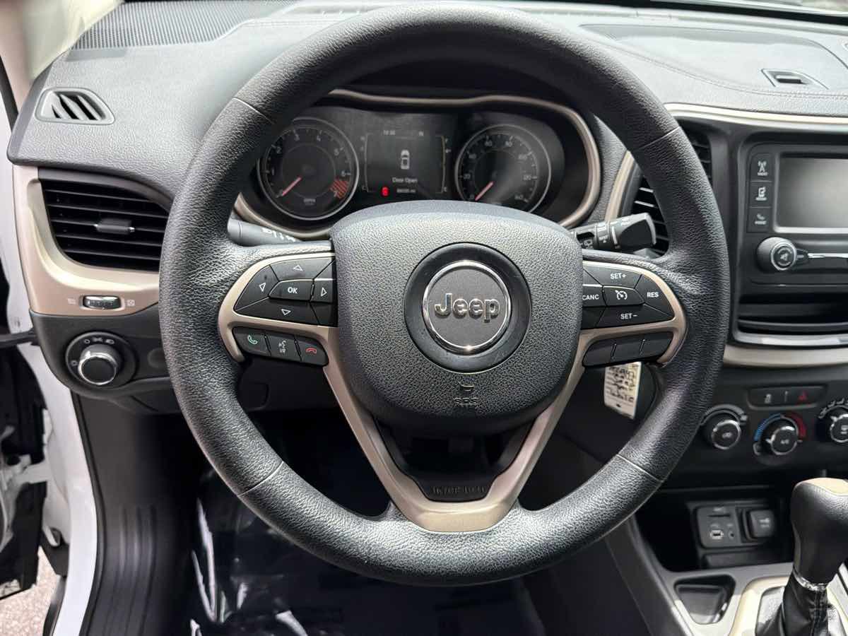 Used 2014 Jeep Cherokee Sport image 18