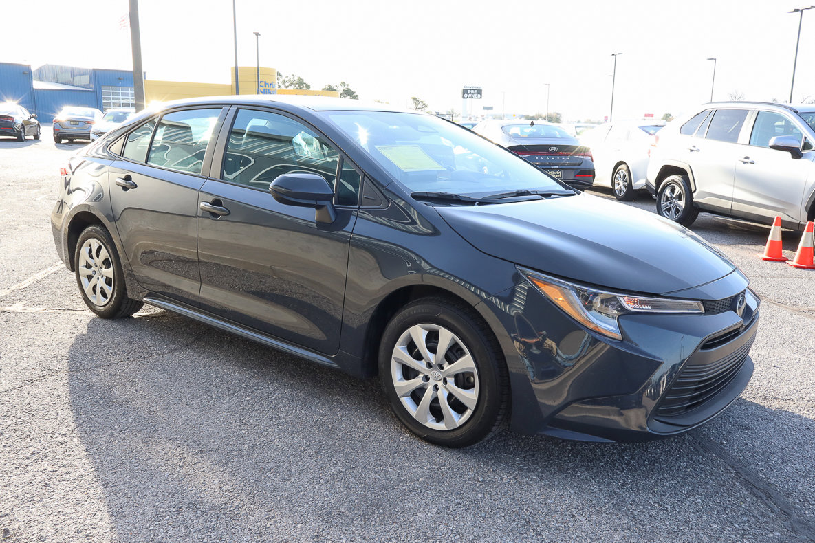 Used 2025 Toyota Corolla LE FWD image 3