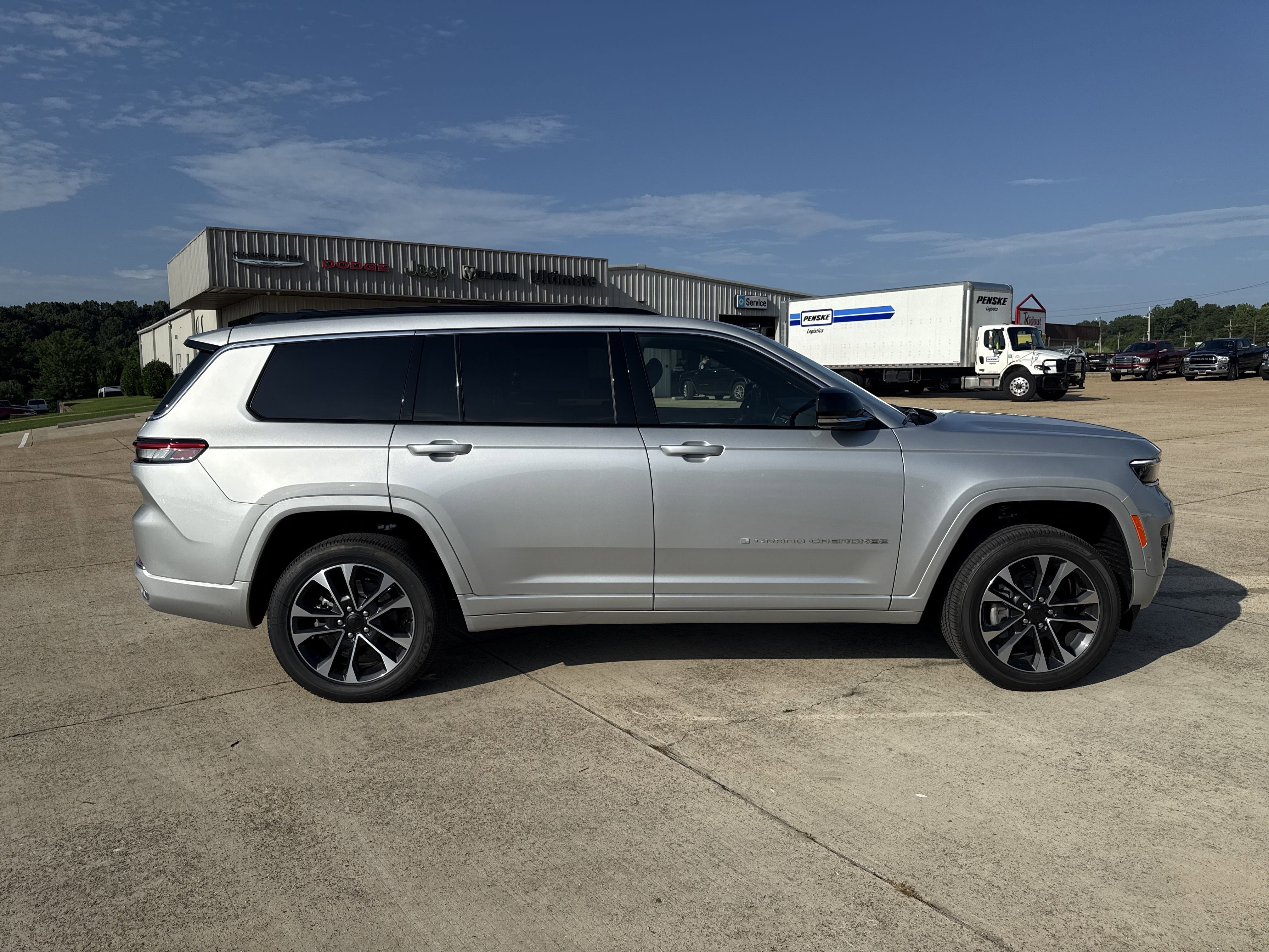 New 2025 Jeep Grand Cherokee L Overland w/ Trailer Tow Package image 8