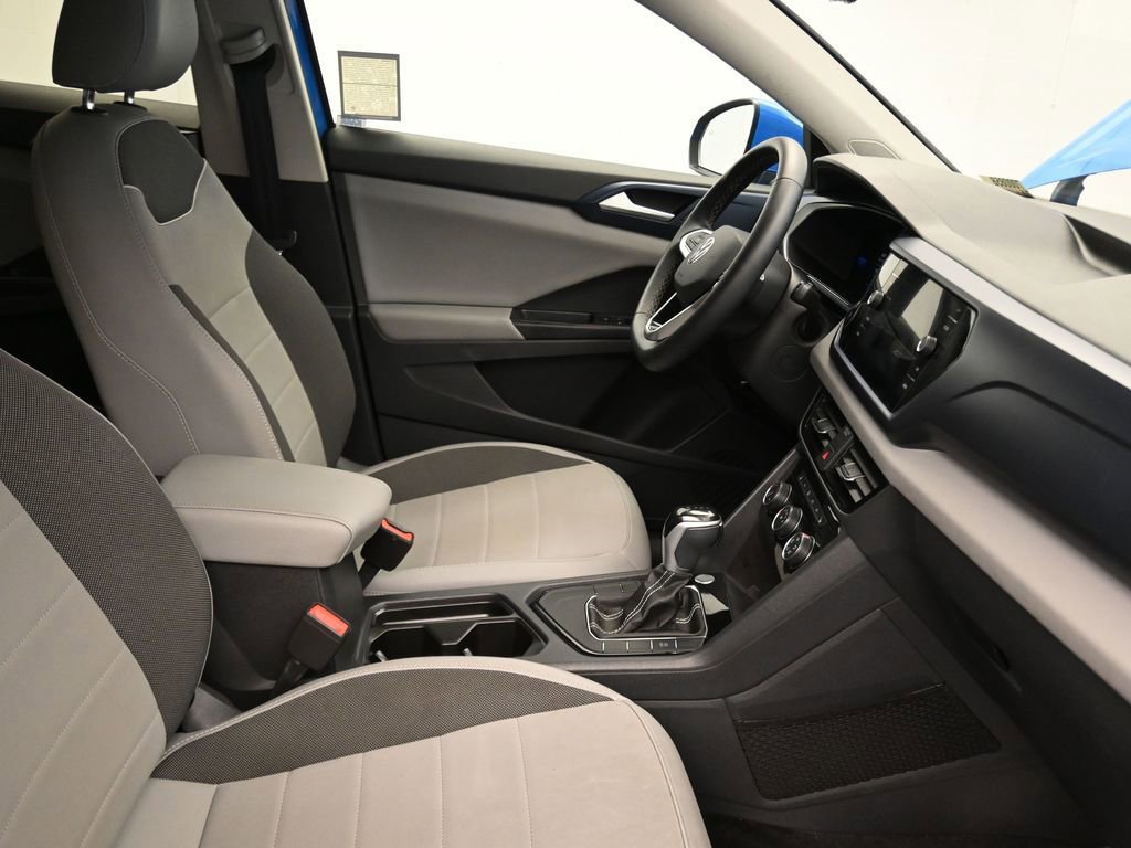 Used 2023 Volkswagen Taos SE w/ Panoramic Sunroof Package FWD image 11