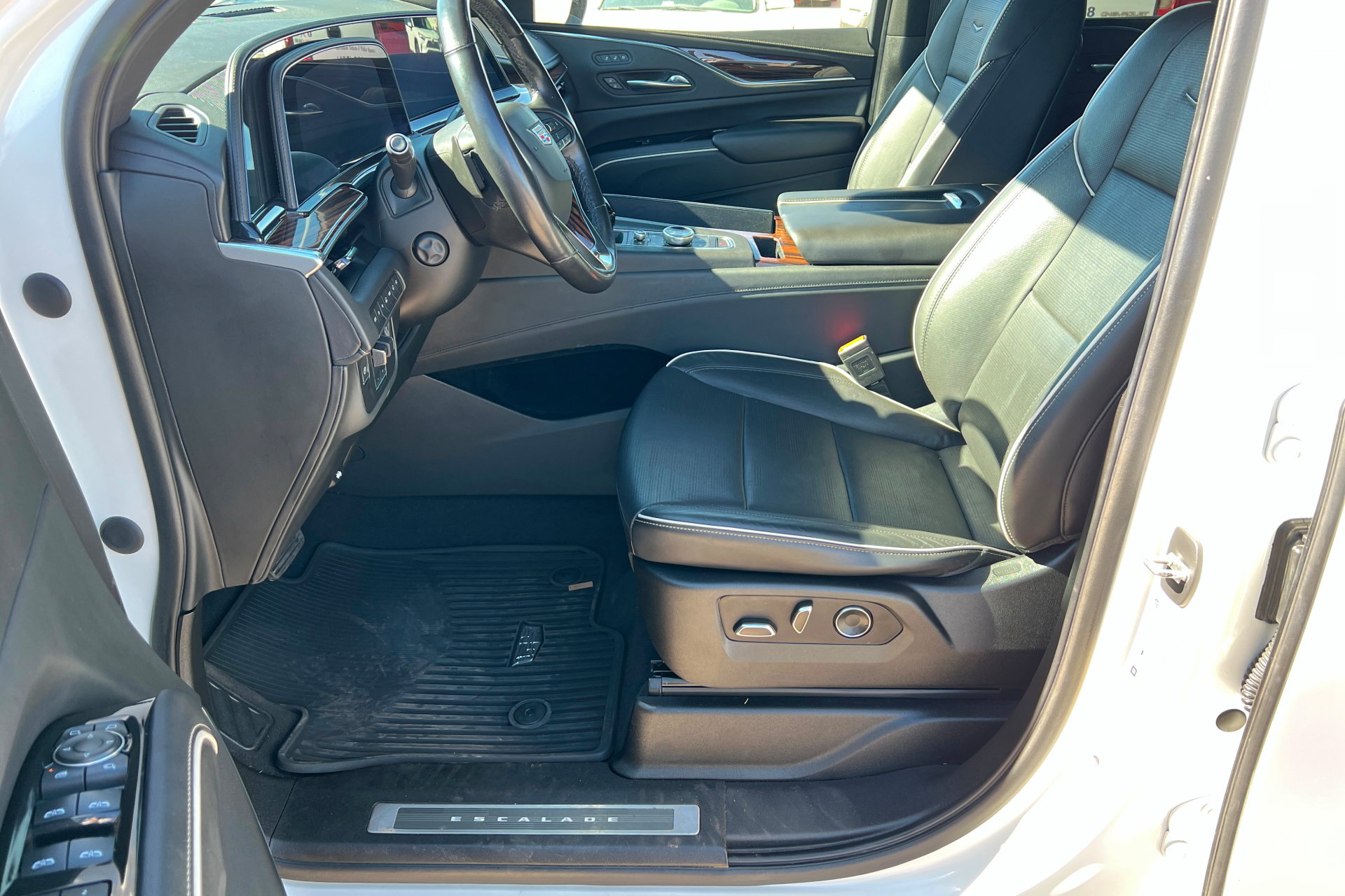 Used 2021 Cadillac Escalade Premium Luxury w/ Driver Assist Tech Package AWD/4WD image 18