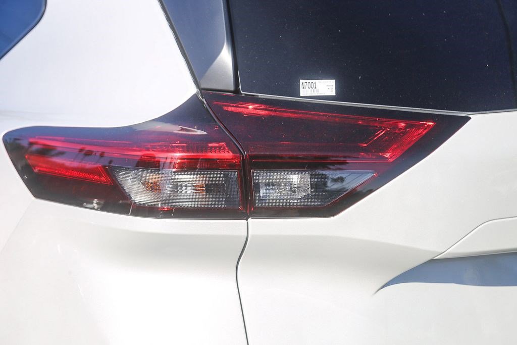 Used 2025 Nissan Rogue S FWD image 9