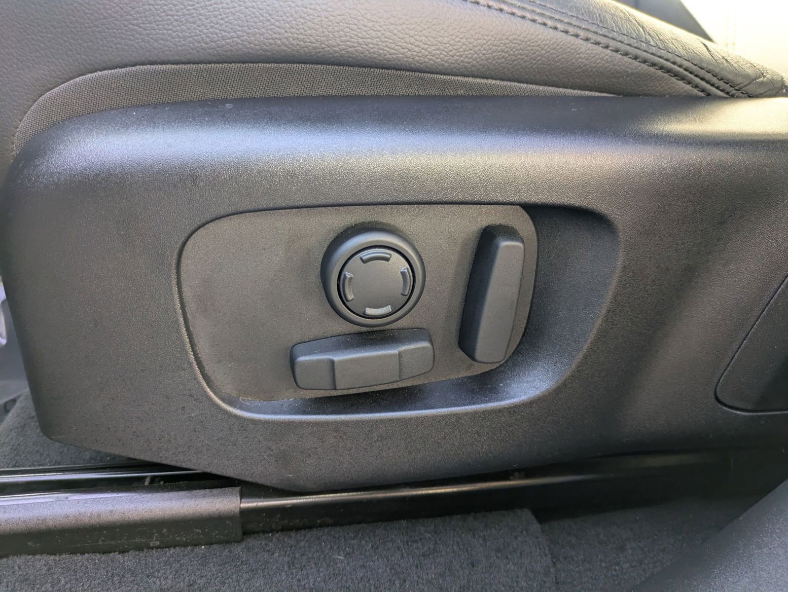 Used 2026 Land Rover Range Rover Velar S AWD/4WD image 15