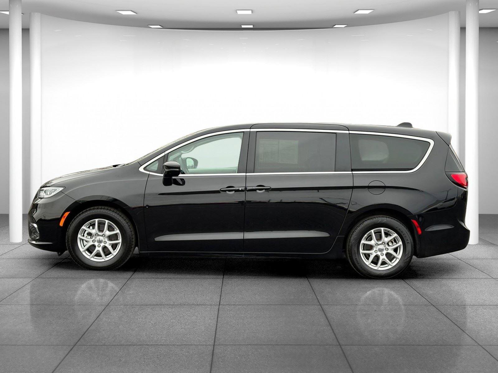 Used 2024 Chrysler Pacifica Touring-L image 4