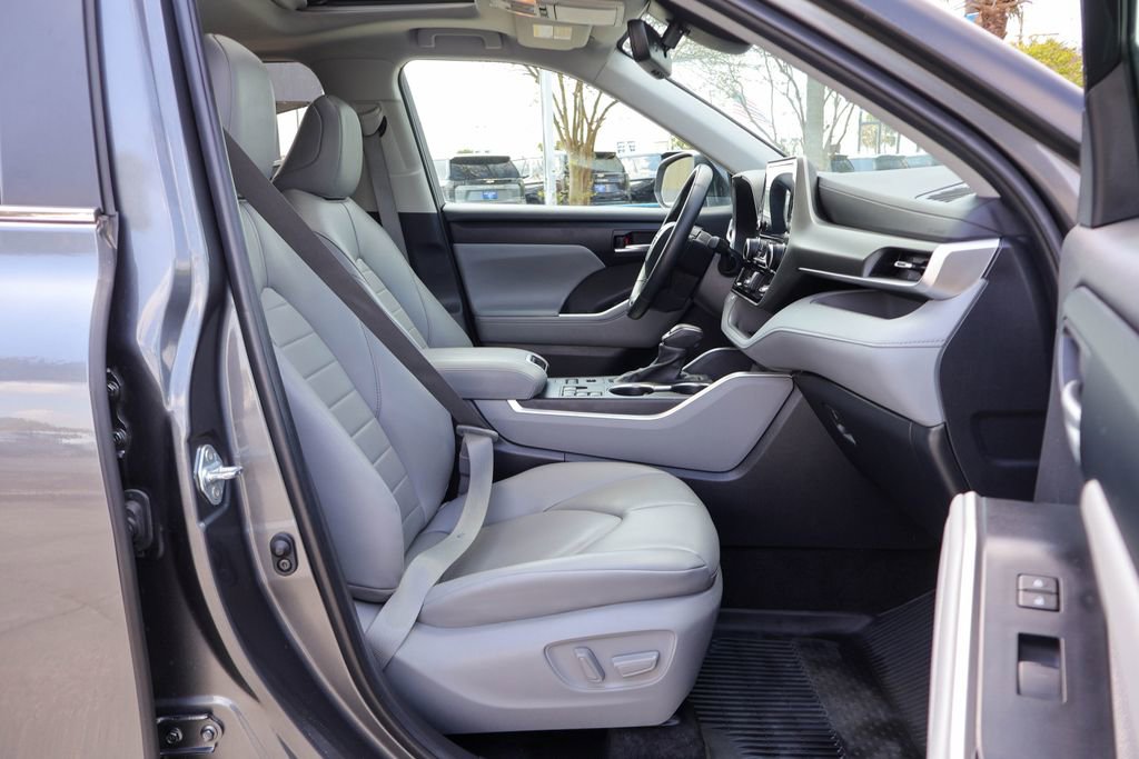 Used 2024 Toyota Highlander XLE AWD/4WD image 9