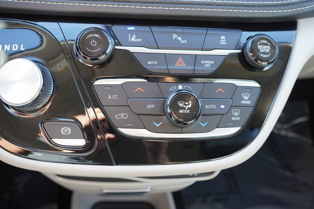 Certified 2024 Chrysler Pacifica Limited FWD image 32