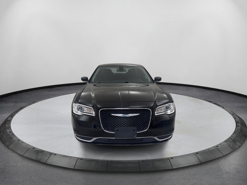 Used 2018 Chrysler 300 Touring RWD image 2