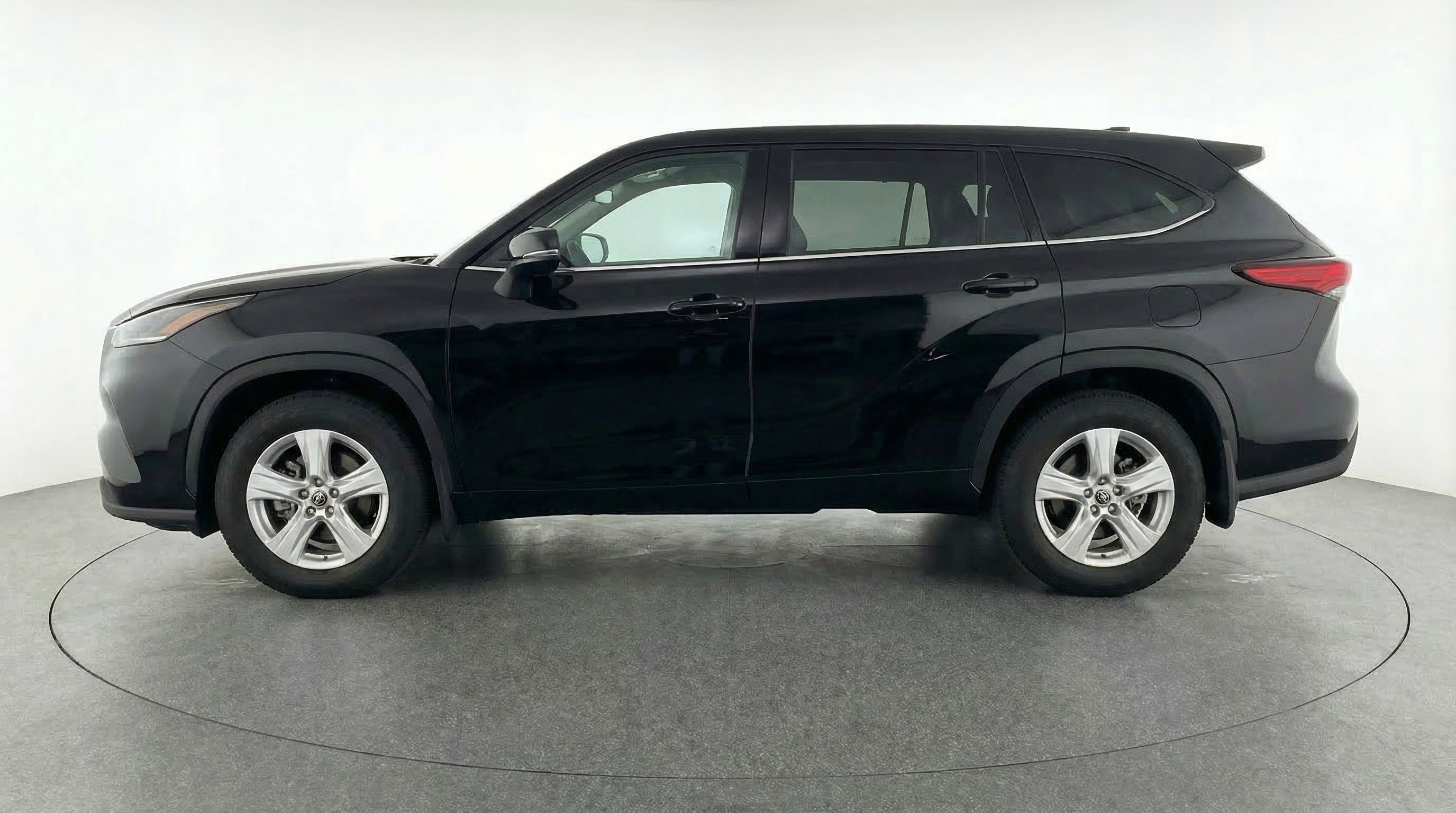 Used 2025 Toyota Highlander LE image 5