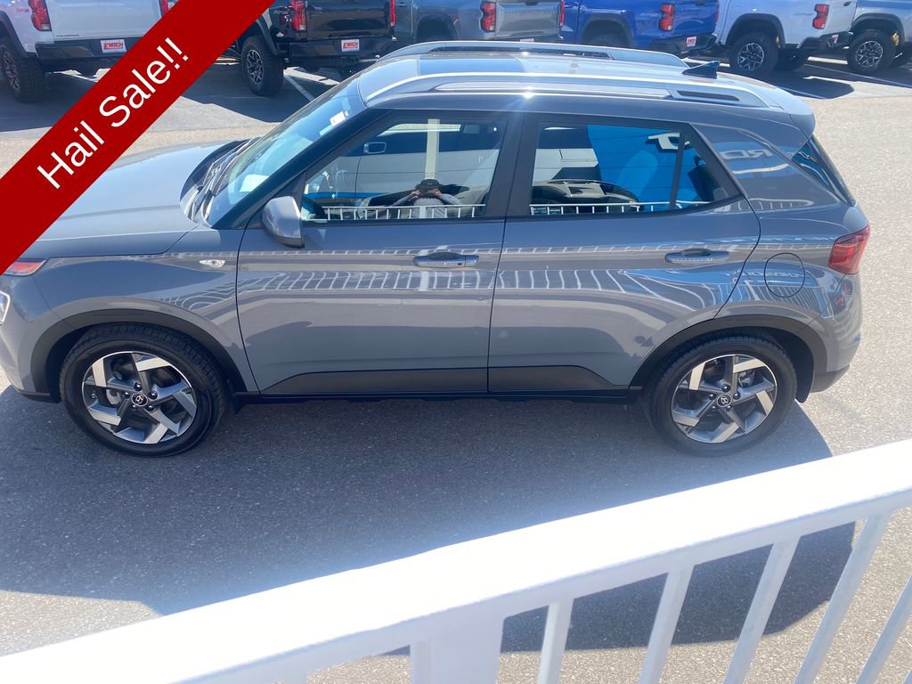 Used 2021 Hyundai Venue SEL w/ Premium Package FWD image 2