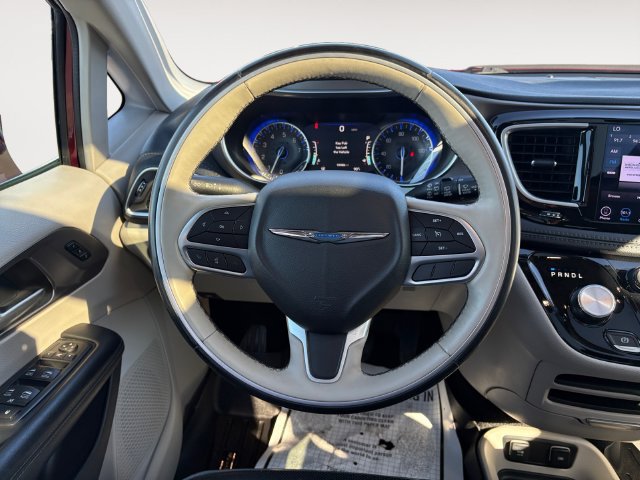 Used 2018 Chrysler Pacifica Limited w/ Tire & Wheel Group FWD image 12