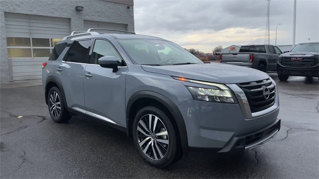 Used 2025 Nissan Pathfinder Platinum image 3