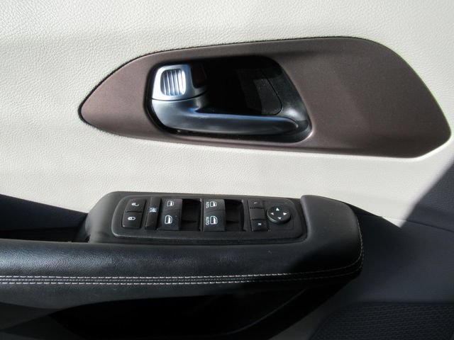 Certified 2023 Chrysler Voyager LX FWD image 21