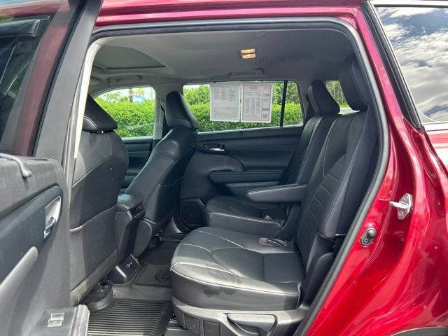 Used 2020 Toyota Highlander XLE AWD/4WD image 18