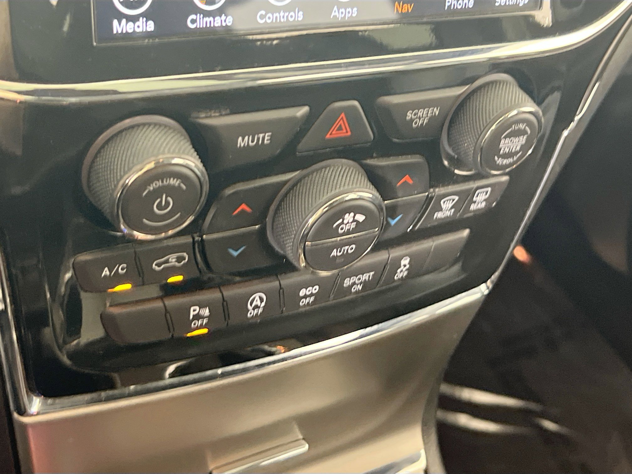 Used 2022 Jeep Grand Cherokee Limited image 16