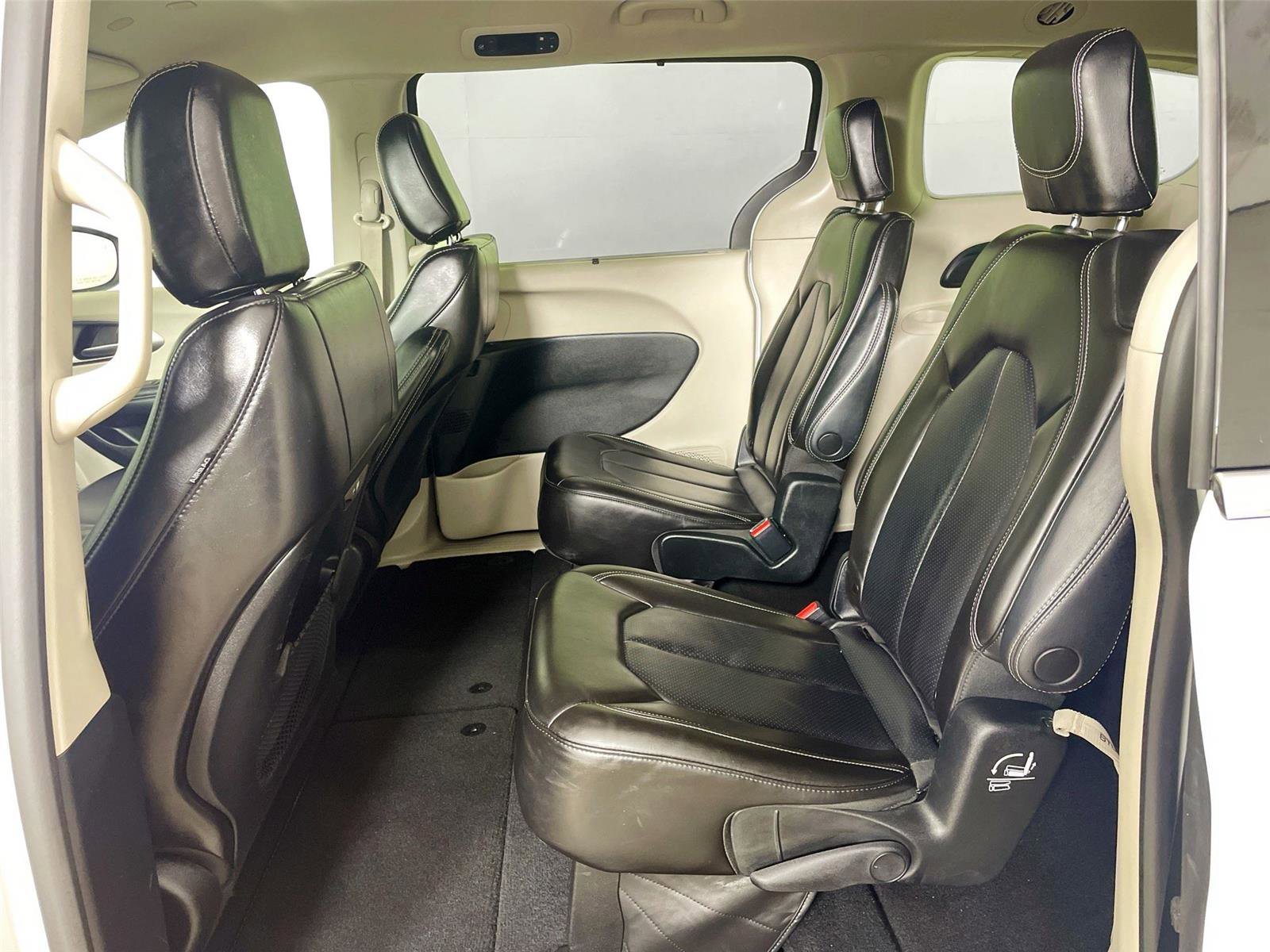 Used 2023 Chrysler Pacifica Touring-L image 11