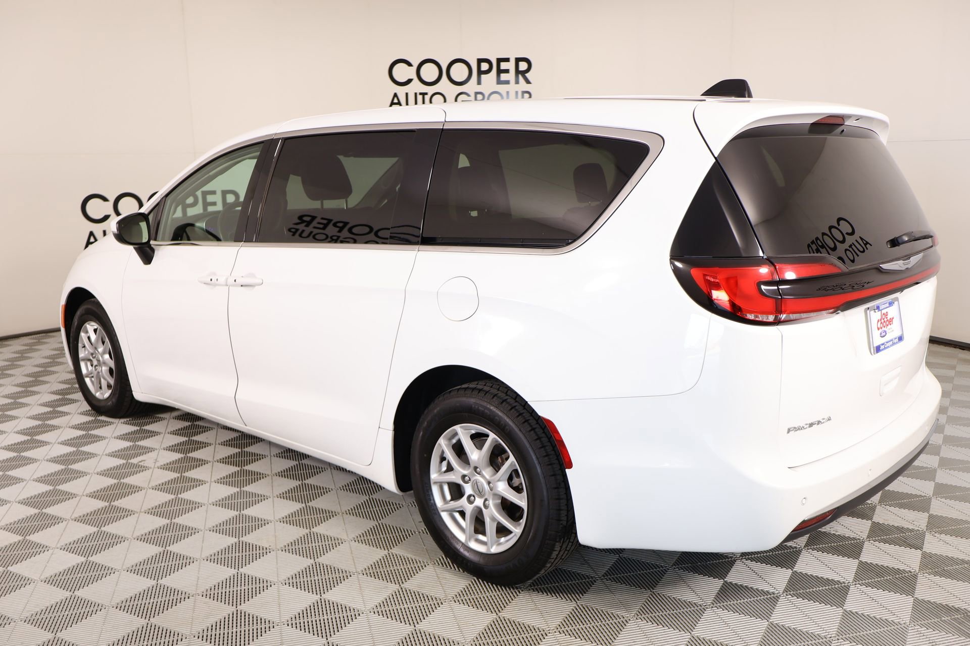 Used 2023 Chrysler Pacifica Touring-L image 22