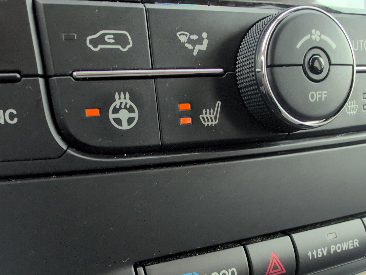 Used 2015 Chrysler Town & Country Touring-L w/ Driver Convenience Group image 31