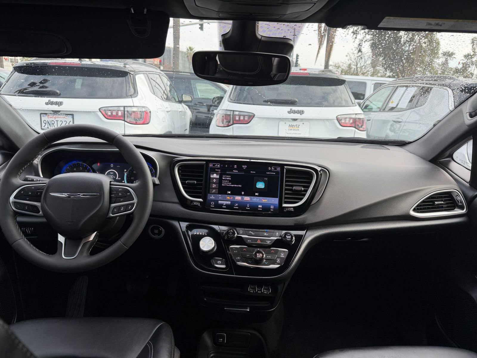 Used 2025 Chrysler Pacifica Select image 36