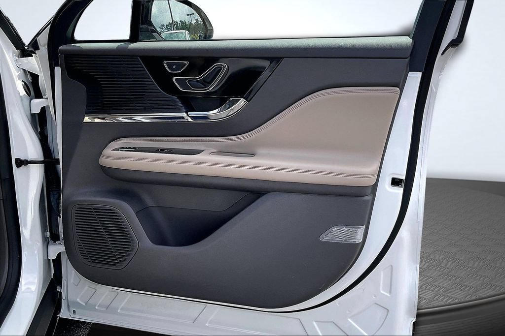 Used 2022 Lincoln Corsair FWD w/ Premium Package image 28