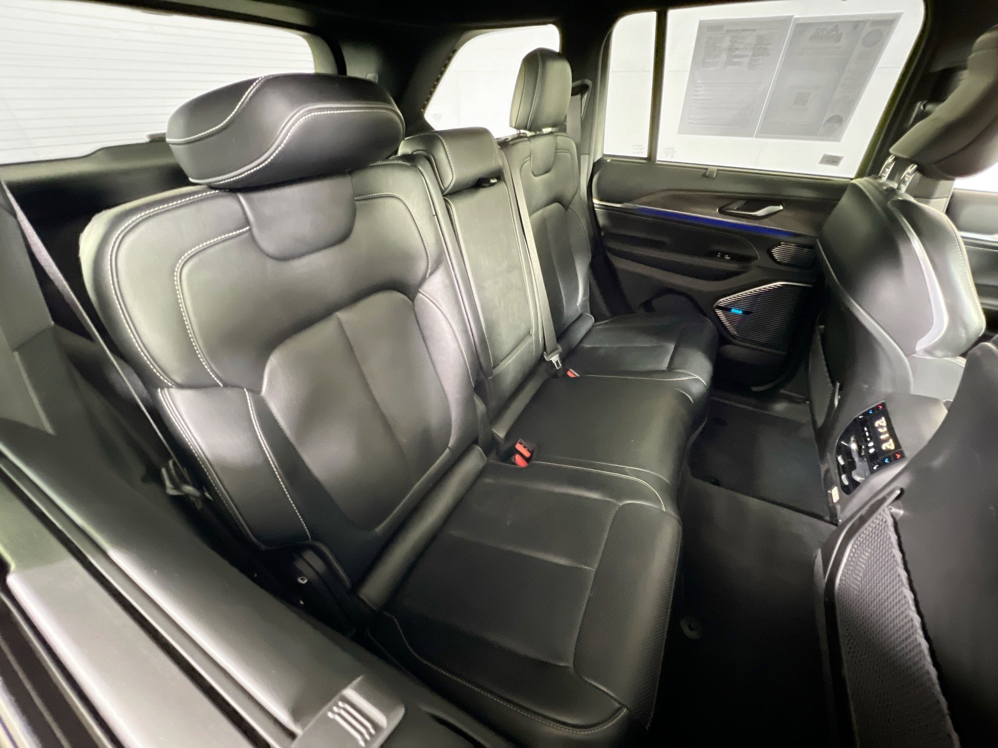 Used 2022 Jeep Grand Cherokee Overland w/ Luxury Tech Group IV image 26