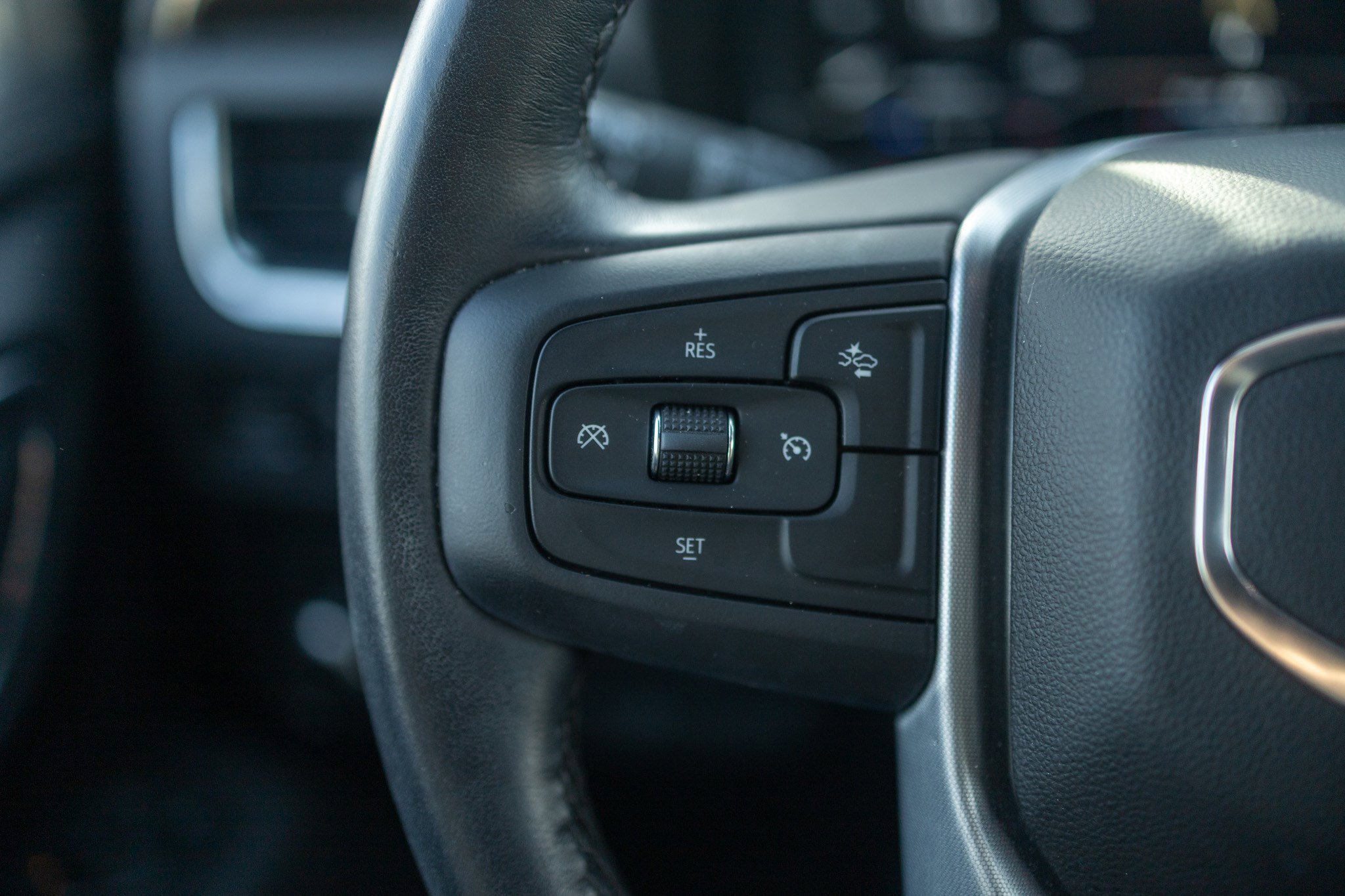 Used 2023 GMC Yukon XL SLE image 25