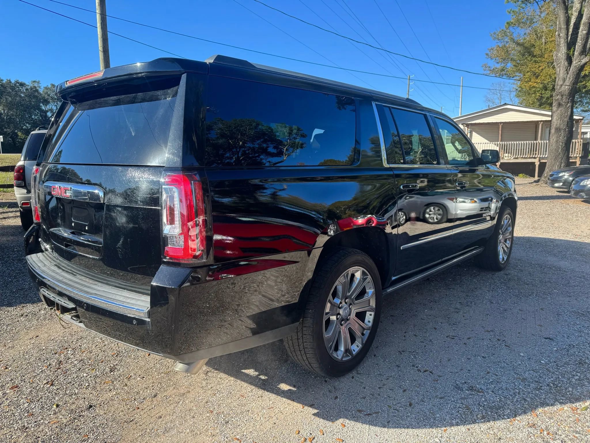 Used 2015 GMC Yukon XL Denali w/ Premium Package image 6