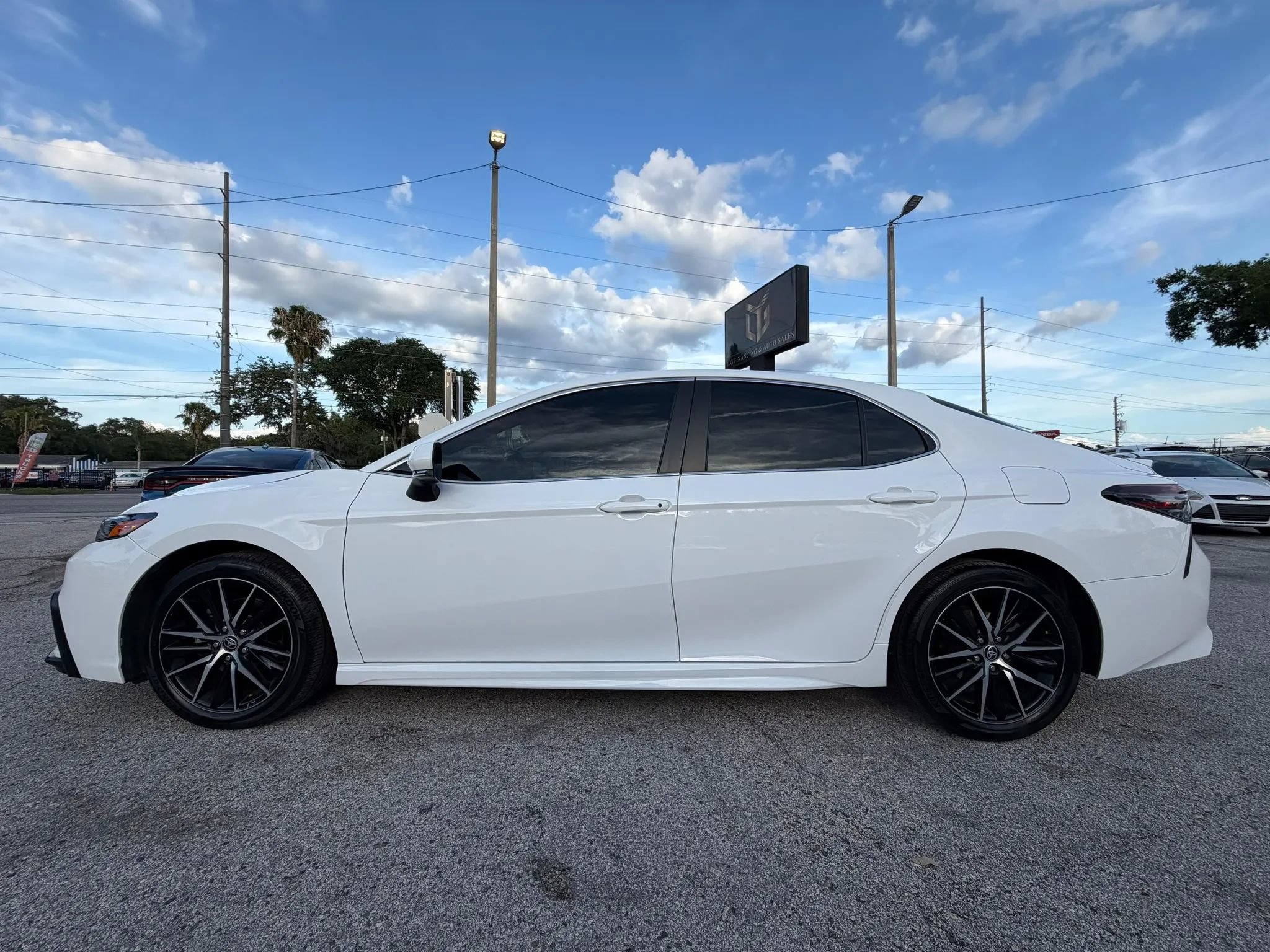 Used 2024 Toyota Camry SE w/ Convenience Package FWD image 4