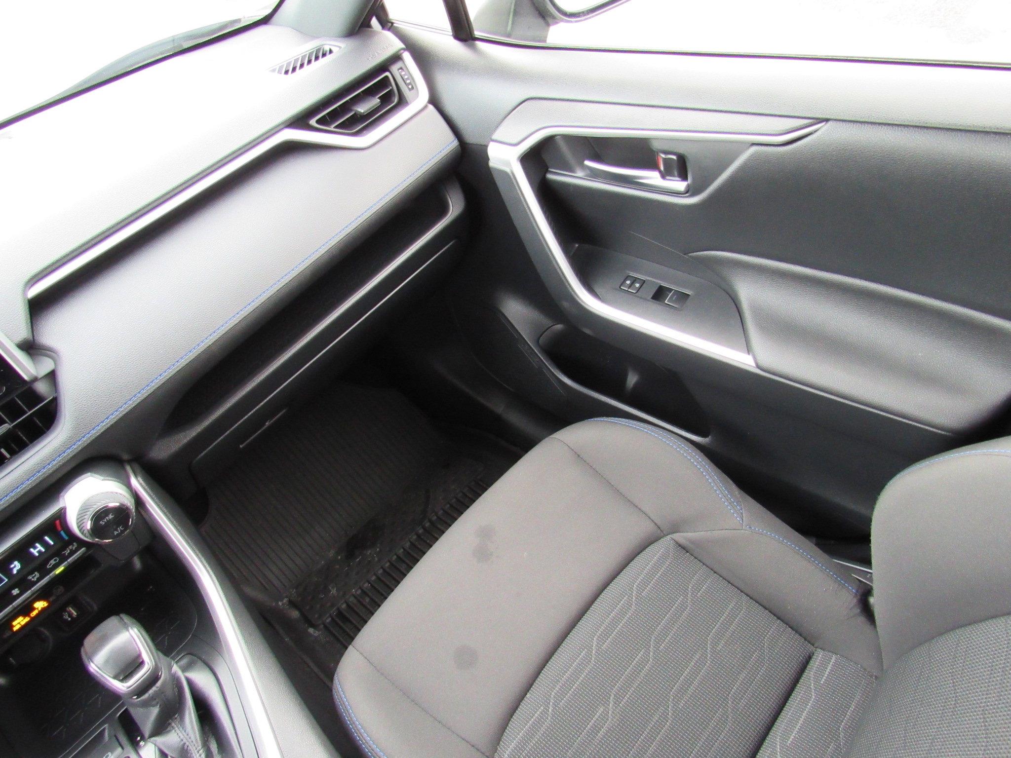 Used 2024 Toyota RAV4 SE image 32