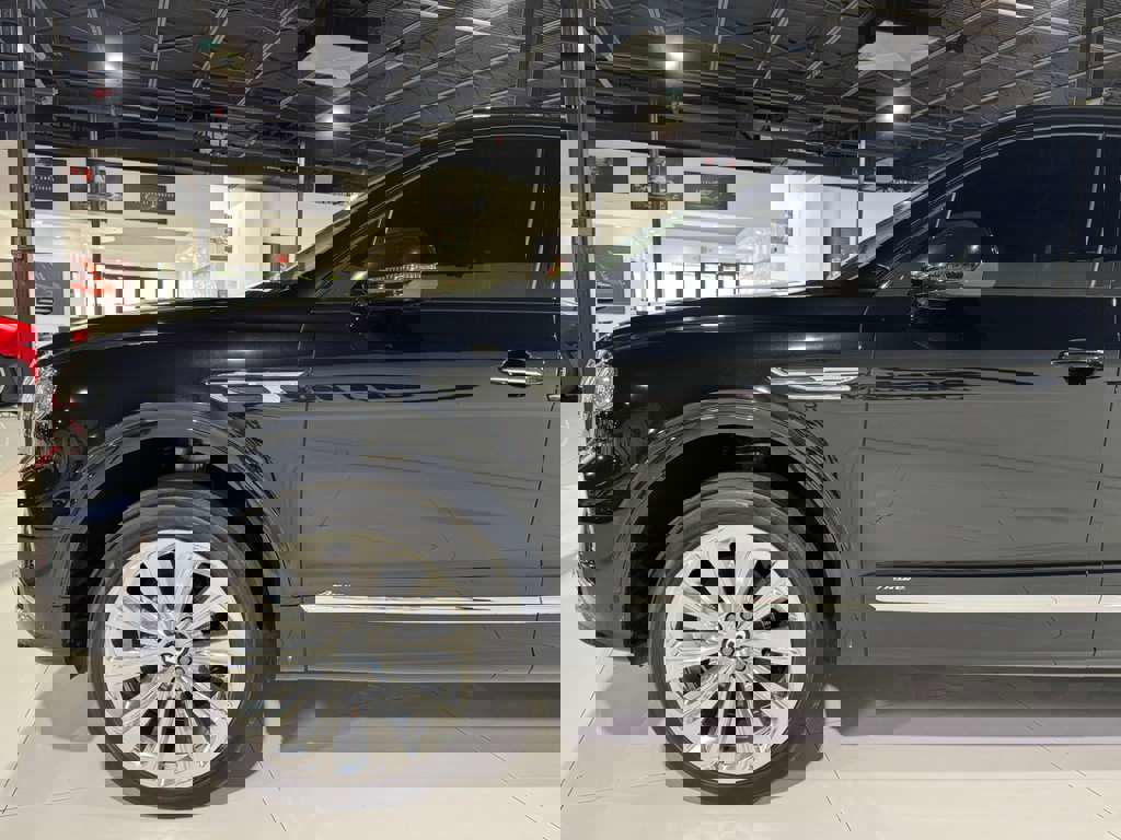 Used 2023 Bentley Bentayga Extended Wheelbase image 49