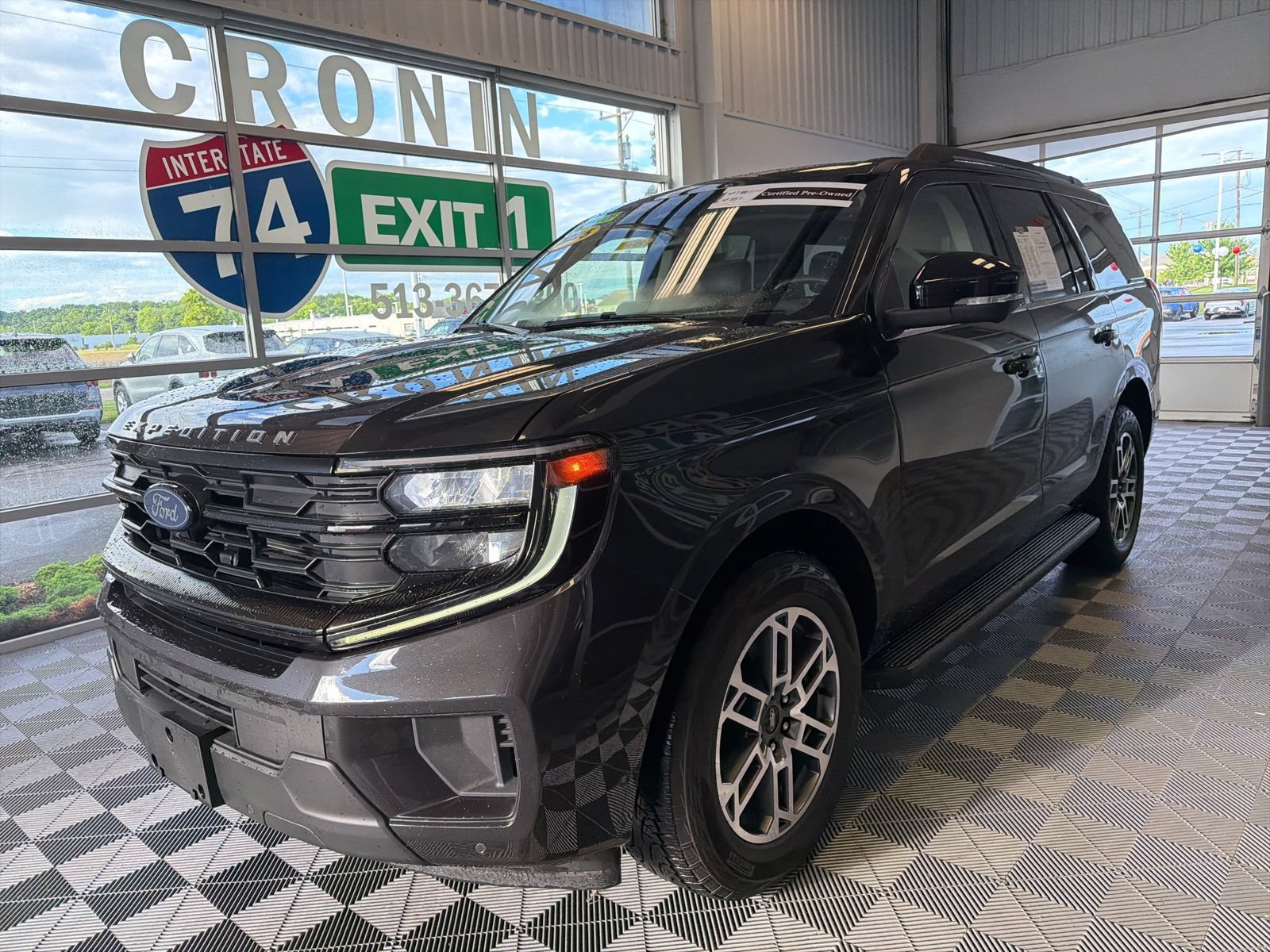 Used 2025 Ford Expedition Active AWD/4WD image 3