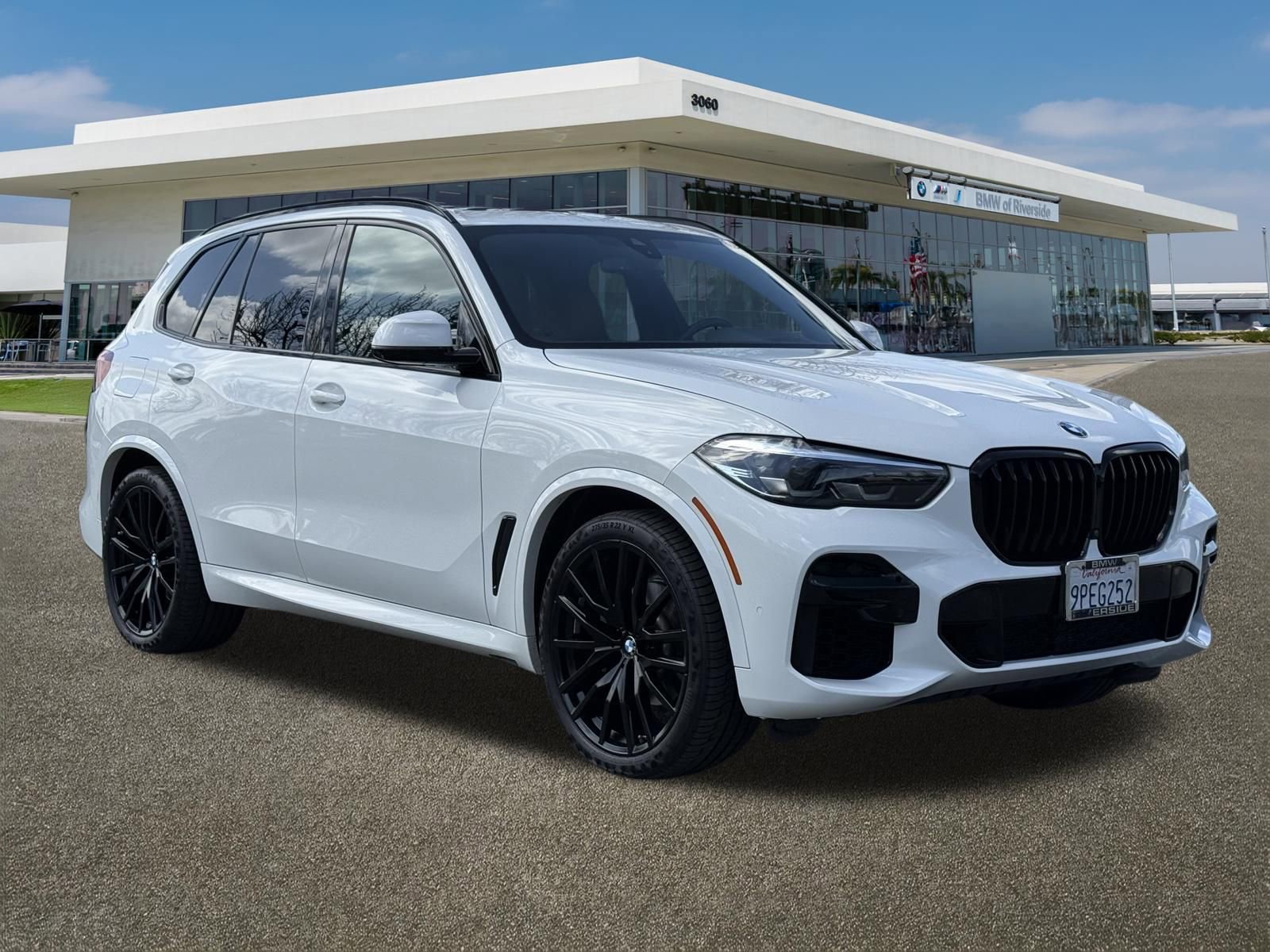 Used 2023 BMW X5 xDrive40i w/ M Sport Package image 2