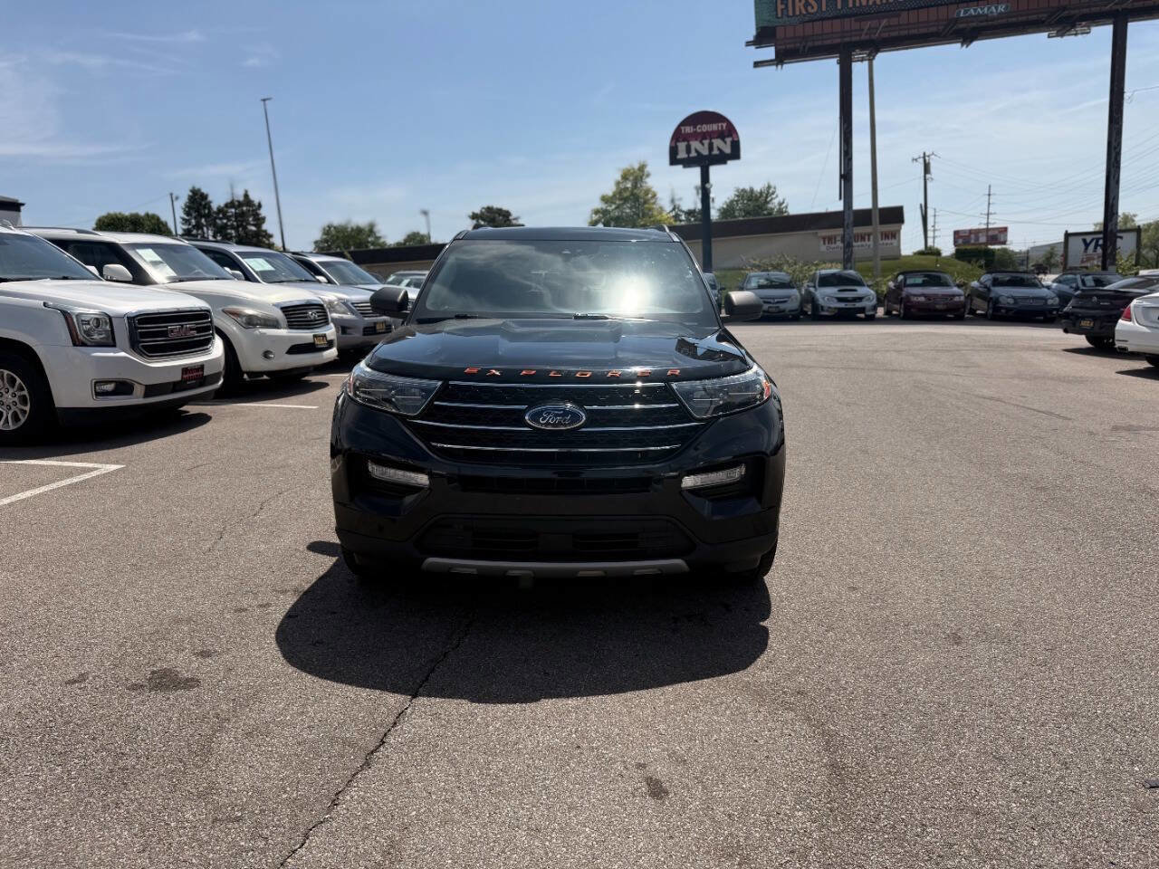 Used 2020 Ford Explorer XLT w/ Equipment Group 202A AWD/4WD image 3