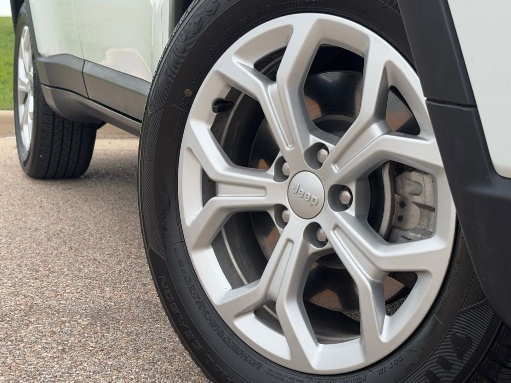 Used 2024 Jeep Compass Latitude AWD/4WD image 2