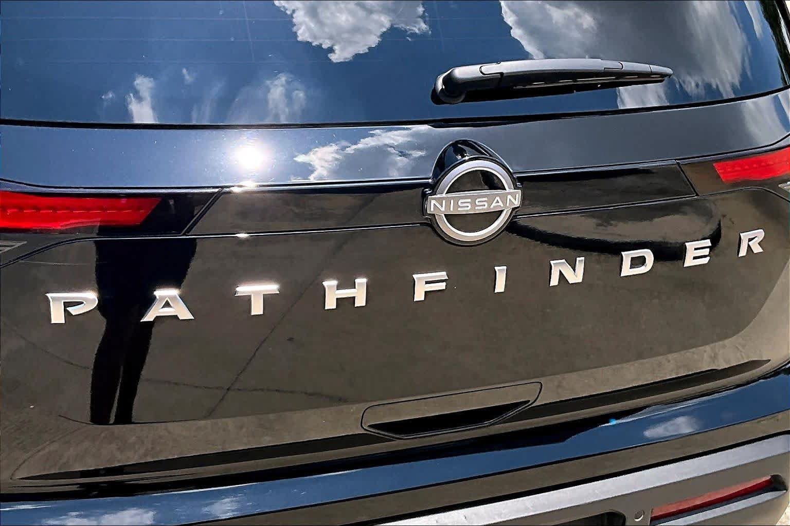 Used 2025 Nissan Pathfinder SV FWD image 29