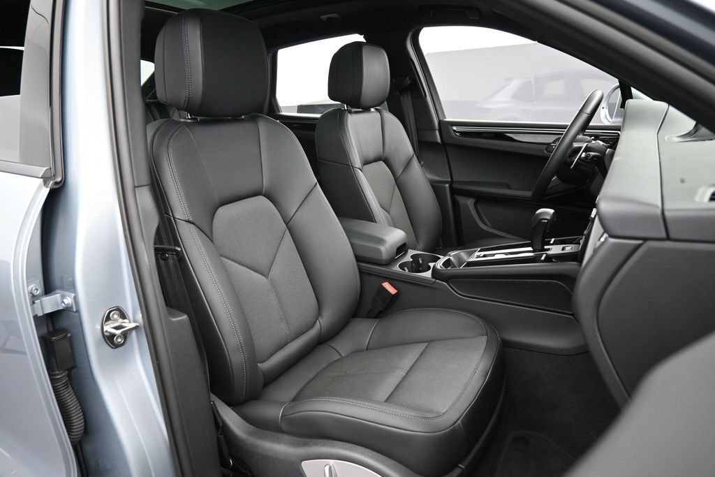 Certified 2025 Porsche Macan AWD/4WD image 29