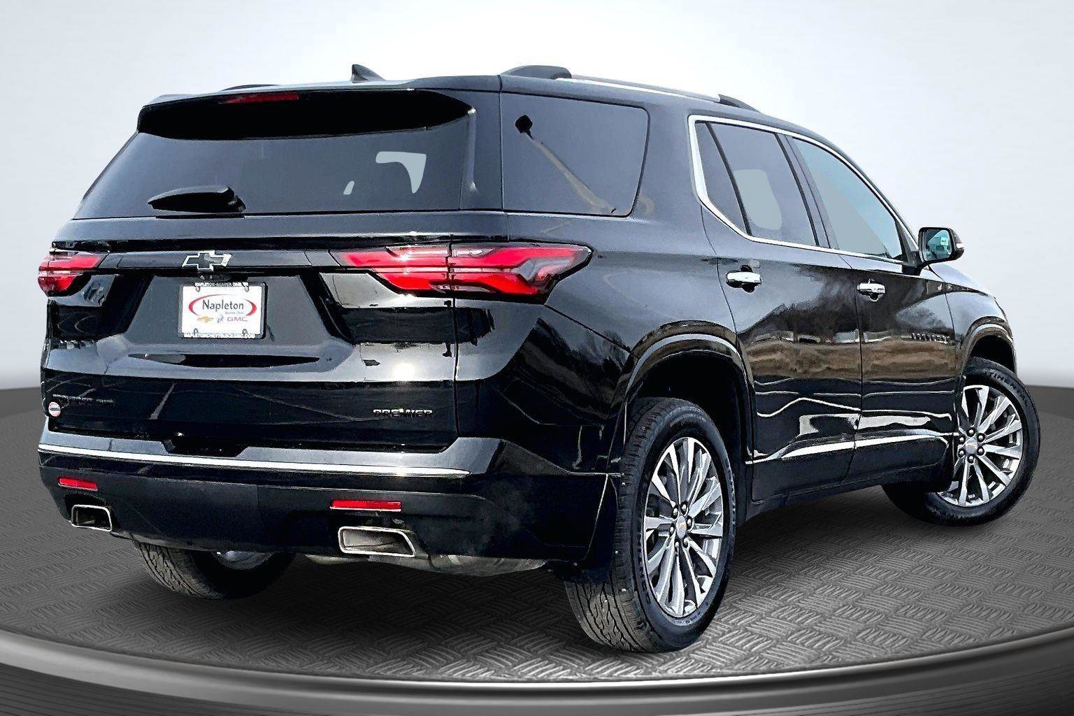 Used 2023 Chevrolet Traverse Premier image 2